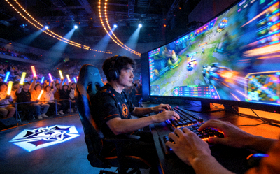 电竞比赛现场，选手在巨大屏幕前专注操作