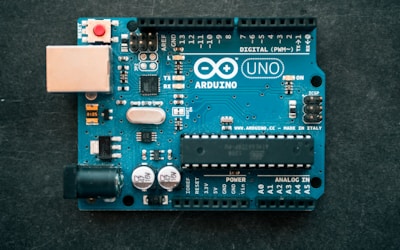 分析师正在电脑前研究复杂的比赛数据报表